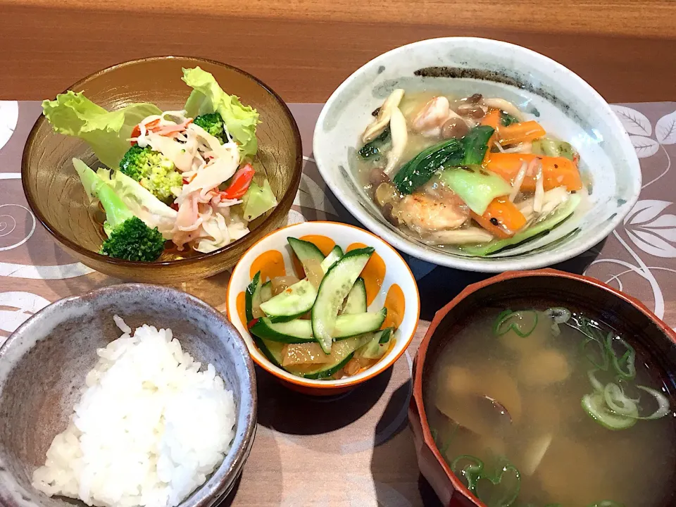 Snapdishの料理写真:晩御飯
海老と青梗菜と人参と舞茸としめじの塩あんかけ、ブロッコリーとカニカマのコンデンスミルクソースがけ、あさりの味噌汁、白米、クラゲきゅうり|かよちゃんさん