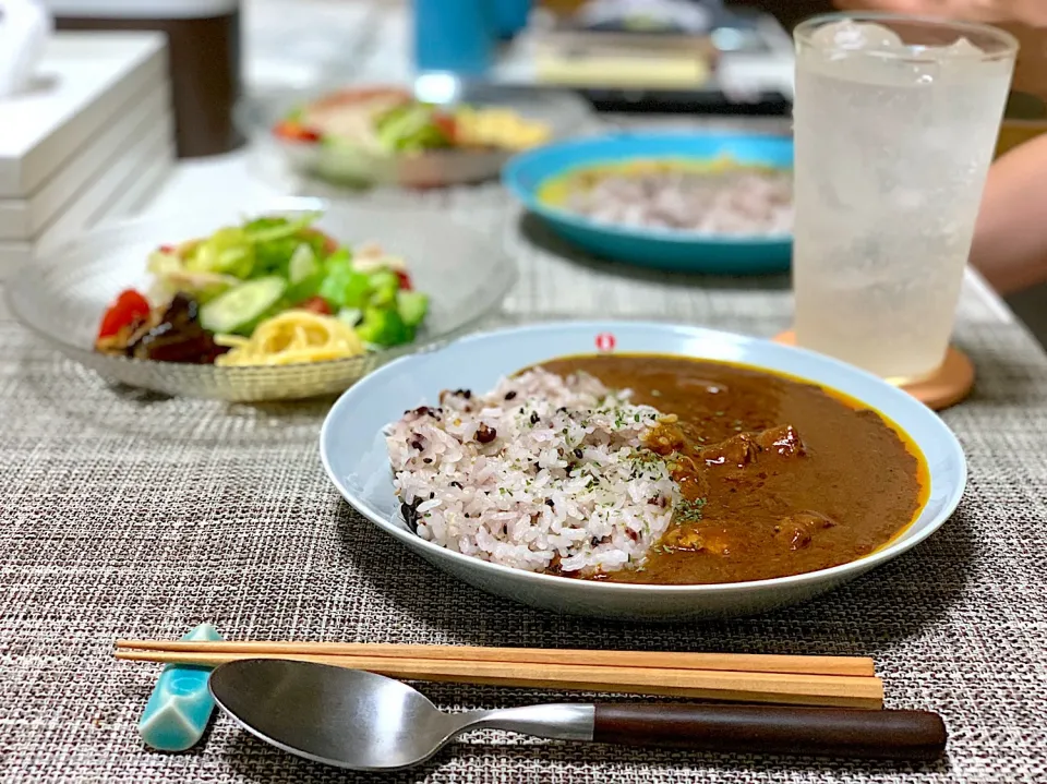 晩ごはん。無印のチキンスパイスカレーと贅沢サラダ。このかれー結構辛い。|yukiさん