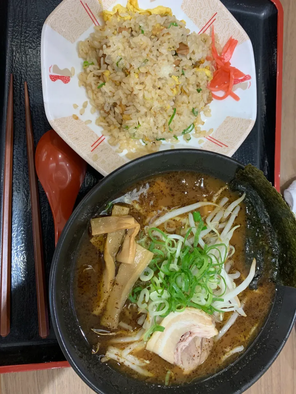 Snapdishの料理写真:風まつりのとんこつ醤油ラーメンとミニチャーハンセット|Morito Kamiyaさん