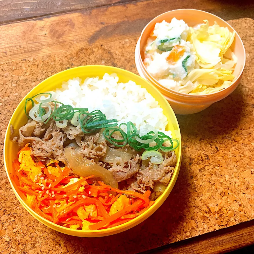 【お弁当】吉野家風牛丼＆人参しりしり＆ポテサラ|ぽりんさんさん