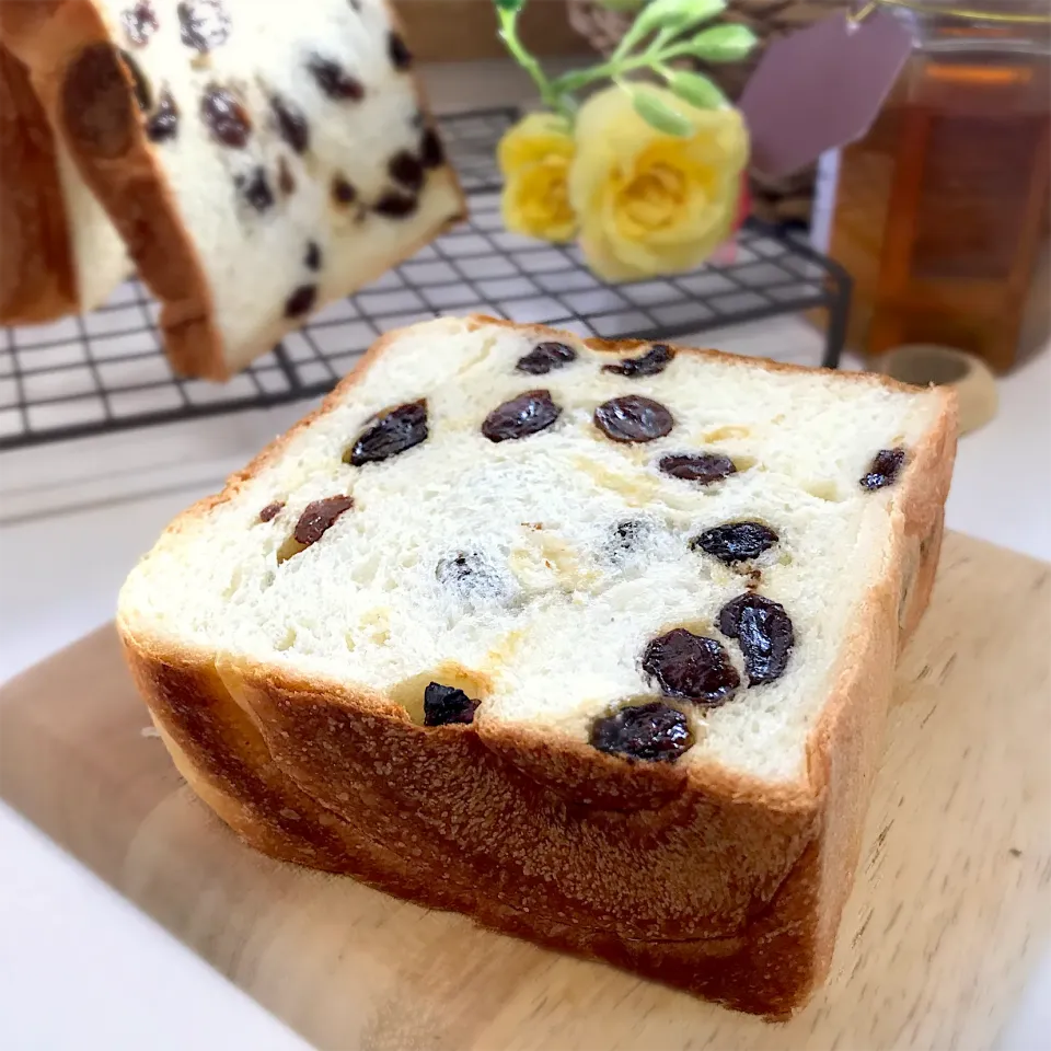 Snapdishの料理写真:レーズンミルク角食|ひなまるさん