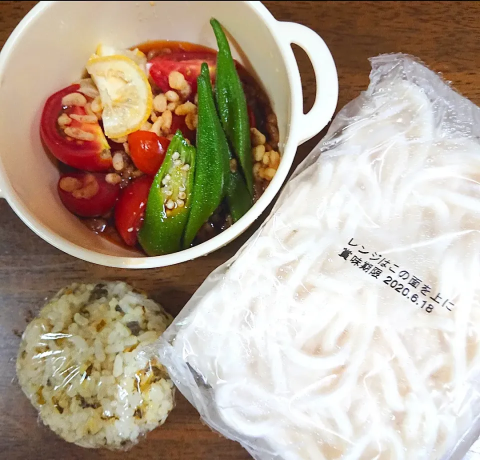 Snapdishの料理写真:私弁当🍱
  トマトの出汁で
   チンして ぶっかけ🤭|miimiさん