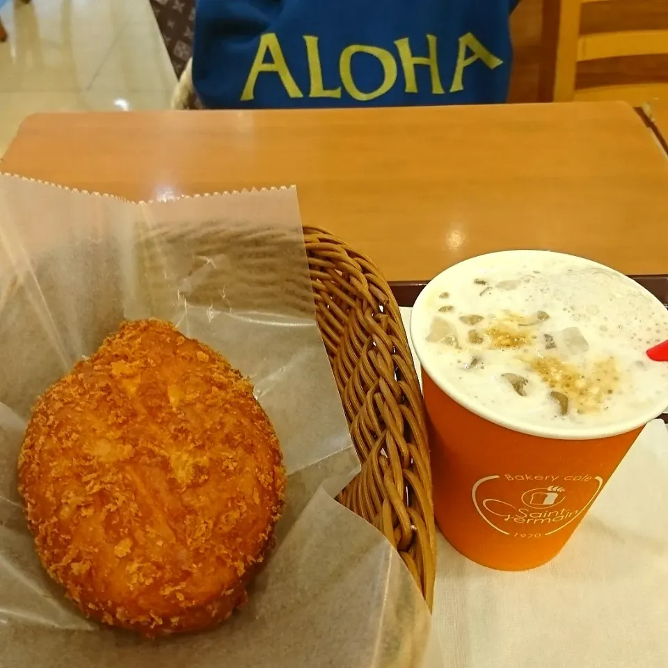 カレーパンとアイスカプチーノ🎵|しまだ ちえこさん