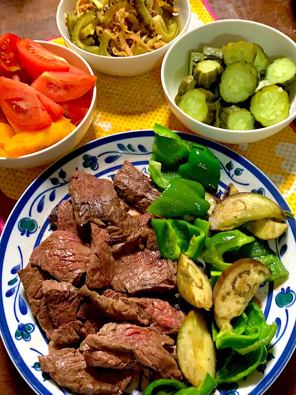 焼き肉     茄子   ピーマン    トマト🍅    糠漬け    ゴーヤの酢の物|掛谷節子さん