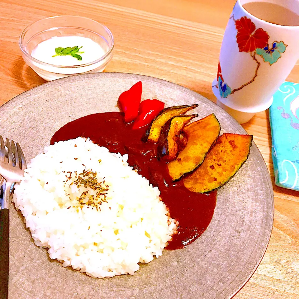 今夜は普通の🍛夏野菜カレー        先ずは🍺ビールで乾杯しましょうよ               🍺٩(^‿^)۶🍺|Sの食卓さん