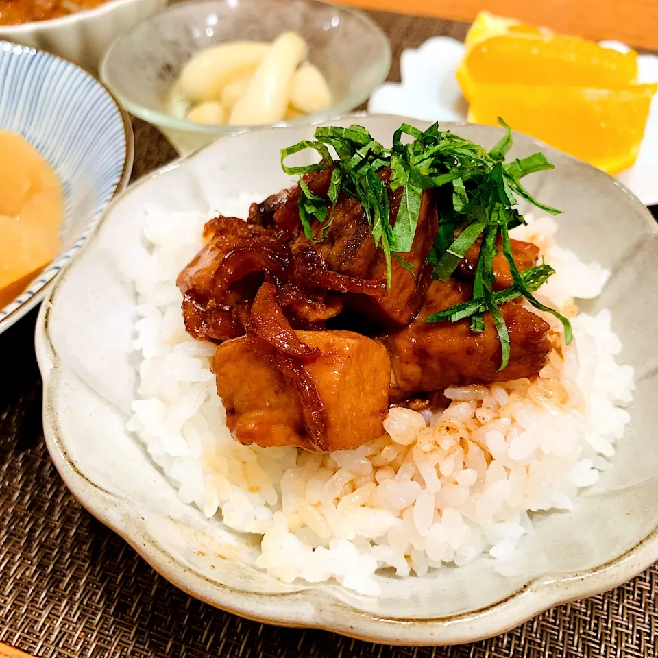 Snapdishの料理写真:鮪の角煮丼|いちごさん