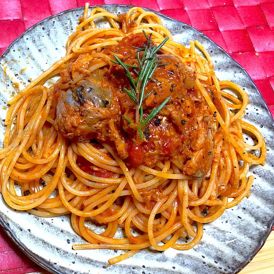 Snapdishの料理写真:サバ缶トマトソースパスタ🍅|shinoさん