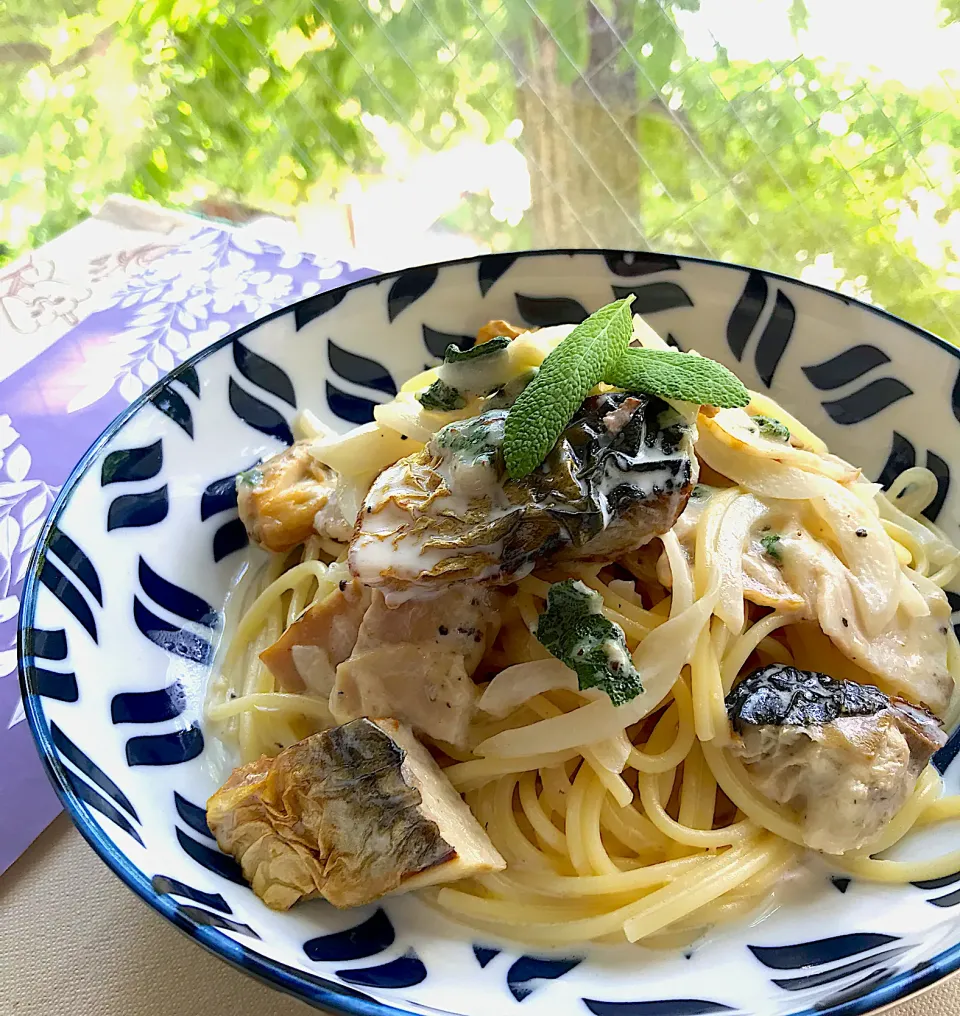 昼ごはん  塩鯖とセージのチーズクリームパスタ|砂雪さん