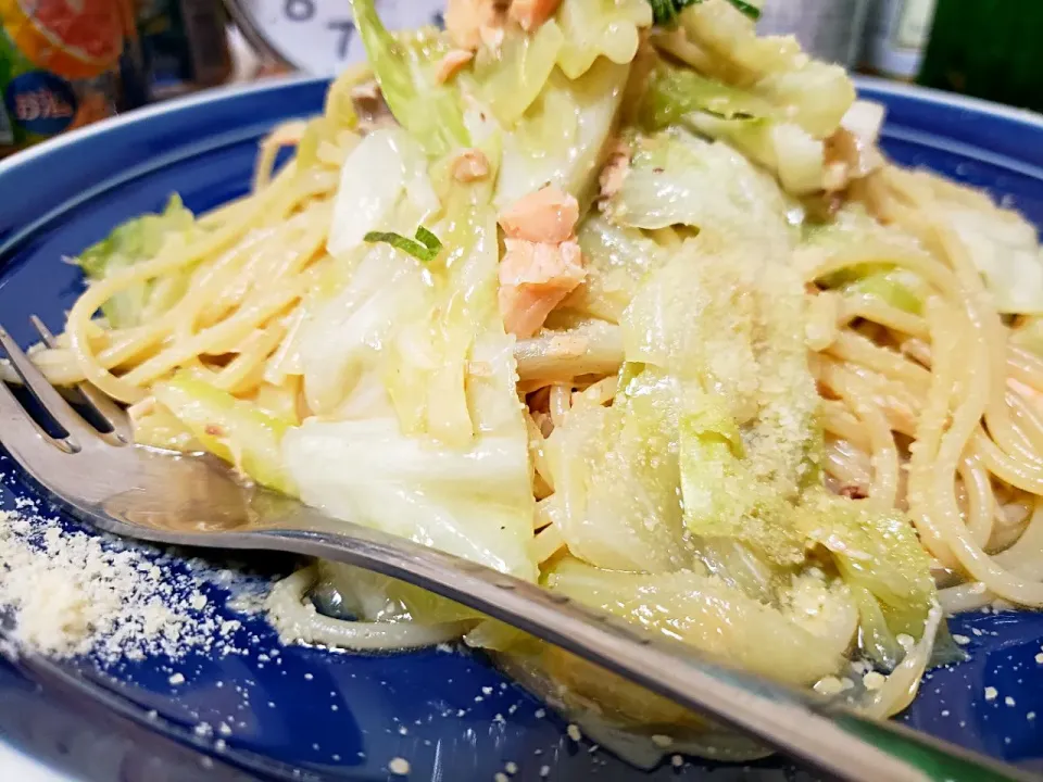 鮭とキャベツのアンチョビパスタ🍝☆|けんさん