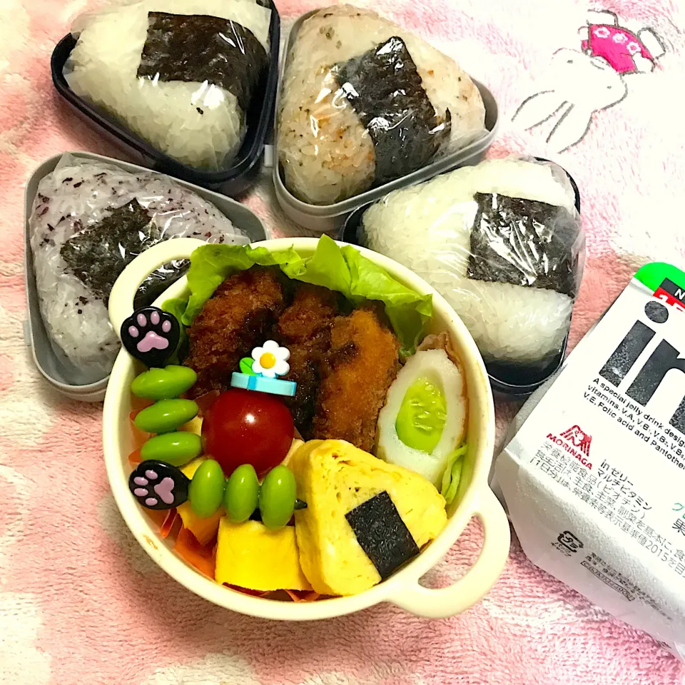 Snapdishの料理写真:招待試合🎾おにぎり弁当🍙〜明太子おにぎり・梅干しおにぎり・ゆかりおにぎり・シャケわかめおにぎり・チキンカツ・おにぎり玉子焼き・キューちく・枝豆〜|華恋さん