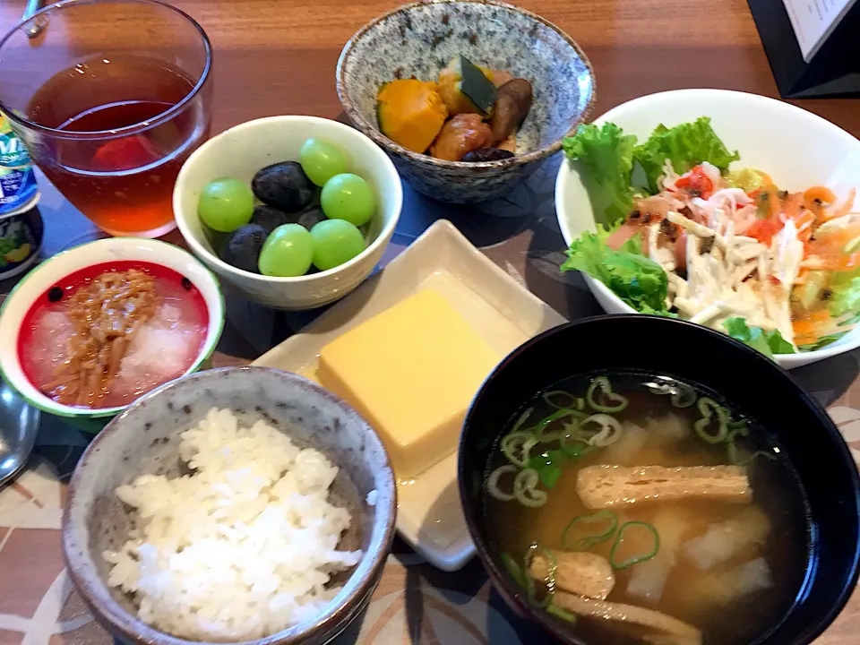 朝ごはん
もりもりサラダ、白米、大根と揚げの味噌汁、卵豆腐、煮物、大根おろしなめたけ添え、巨峰とシャインマスカット、ヨーグルト、ルイボスティー|かよちゃんさん