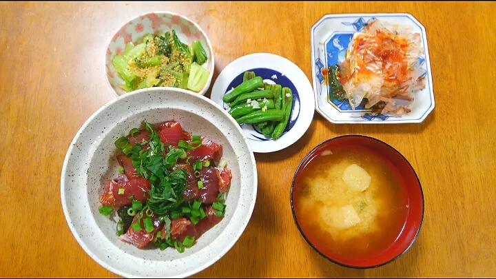 ７月２７日　まぐろの漬け丼　チンゲン菜のにんにく生姜蒸し　冷奴　お味噌汁　ししとう|いもこ。さん