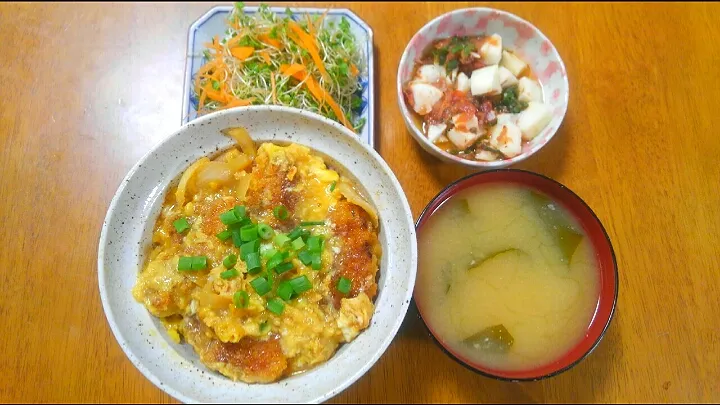 ７月２８日　カツ丼　山芋の梅和え　サラダ　お味噌汁|いもこ。さん