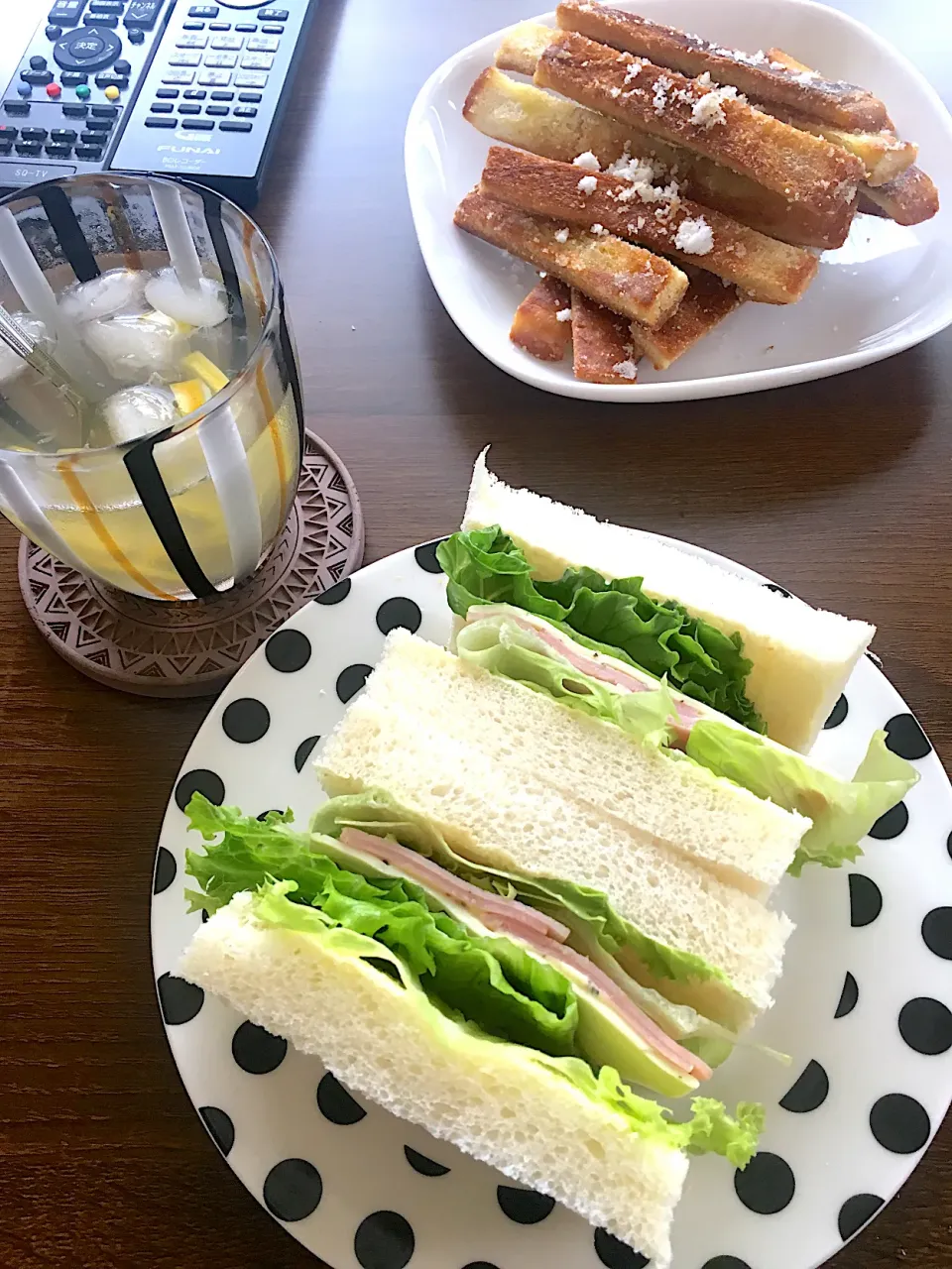 レタスシャキシャキサンドイッチ🍴はちみつレモン🍴パンの耳揚げ|マックさん