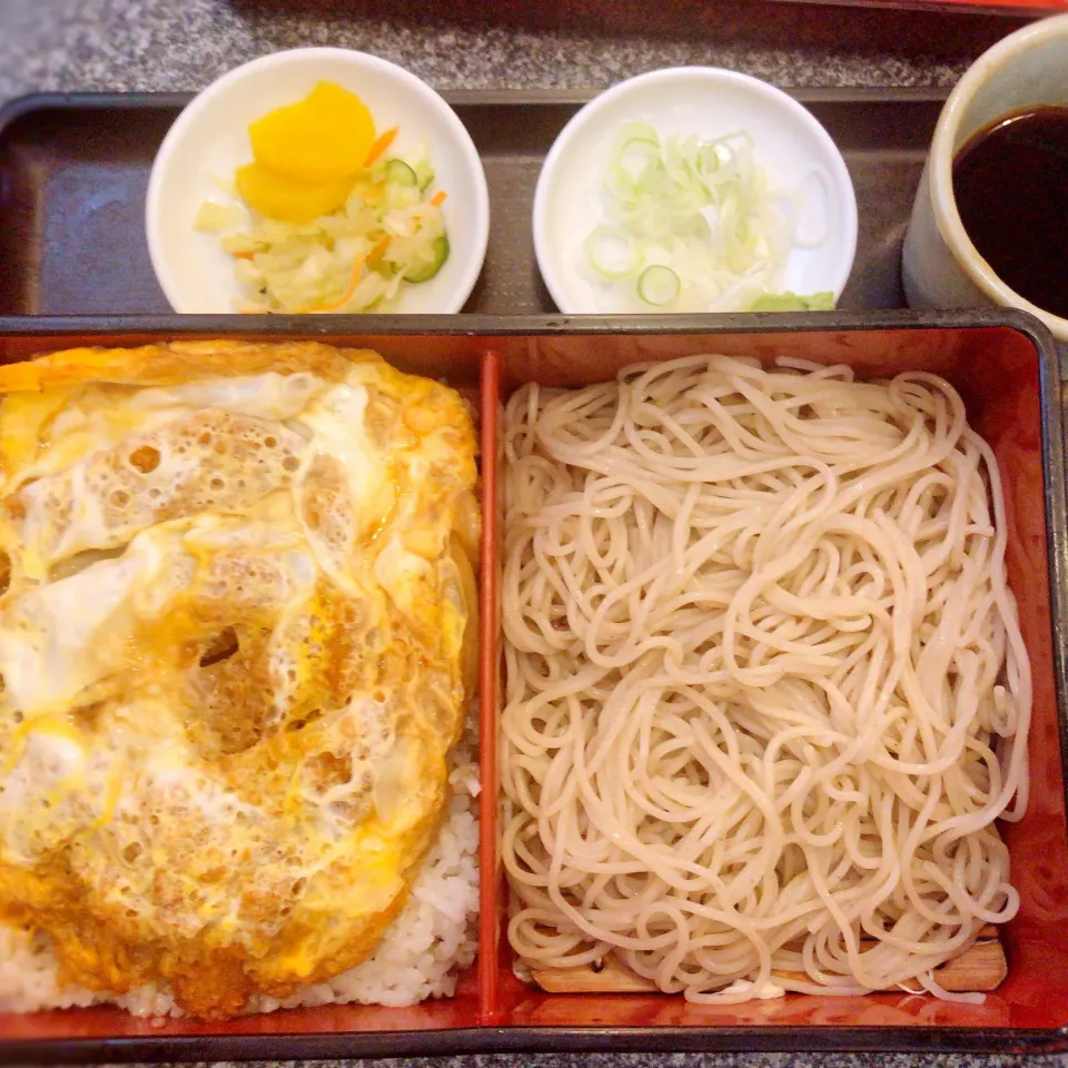 Snapdishの料理写真:千鳥町、更科広栄のカツ丼もりそばセット|Gigi Cafeさん