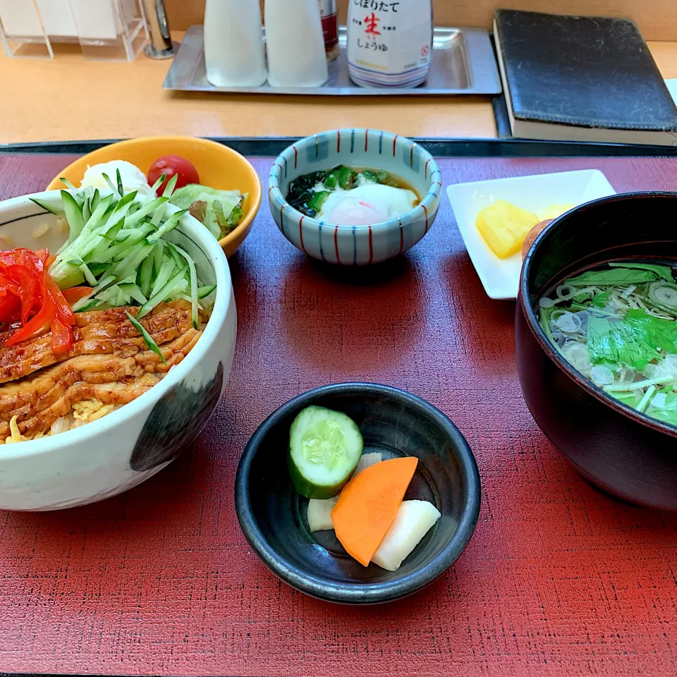 鰻ちらし/サラダ/温玉、若布、オクラ/温うどん|山内博之さん