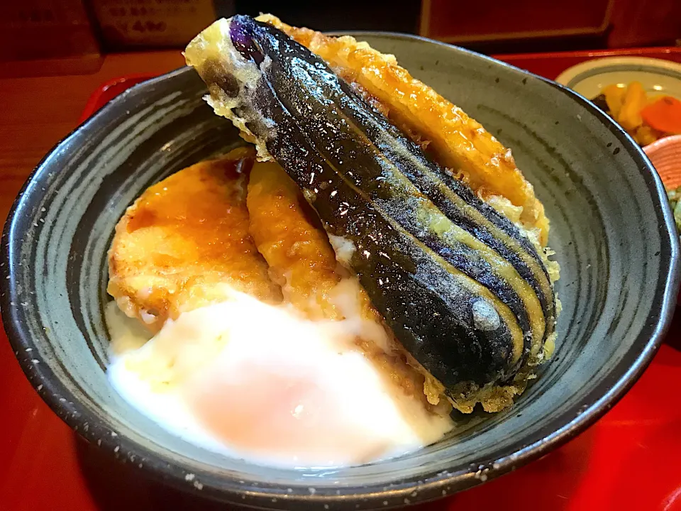 厚切りとり天丼🐔半熟卵のせ🥚 黒酢たれ|なお🅿️さん