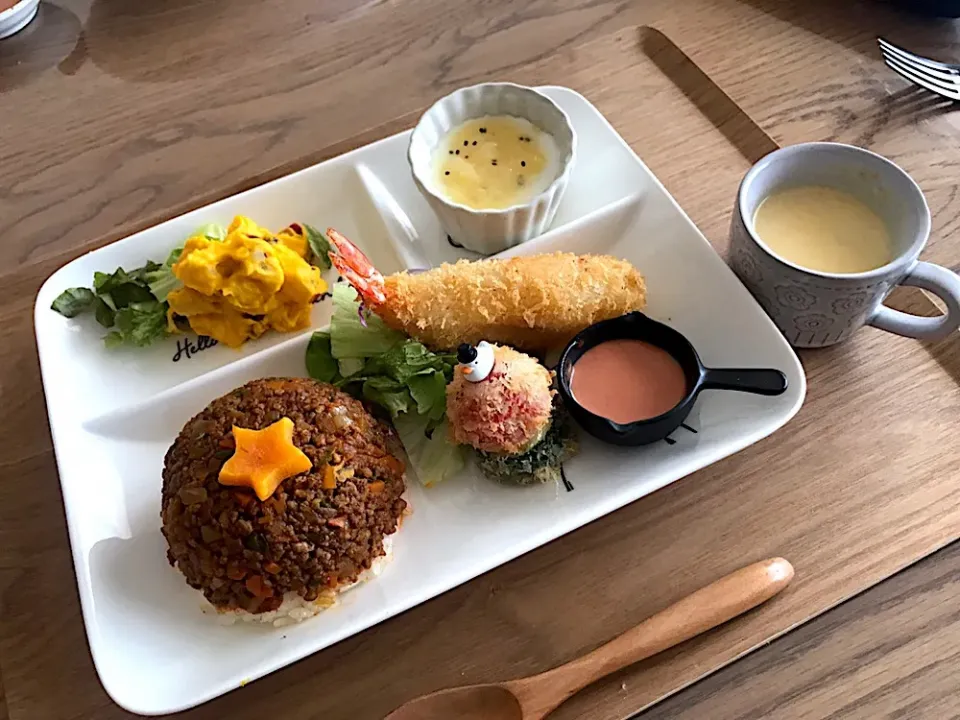 お子さまランチ💕ドライカレー・トマトとズッキーニ のフライ・海老のマッシュポテトフライ・かぼちゃとさつまいものごろごろサラダ・パンナコッタ キウイソース|まゆさん