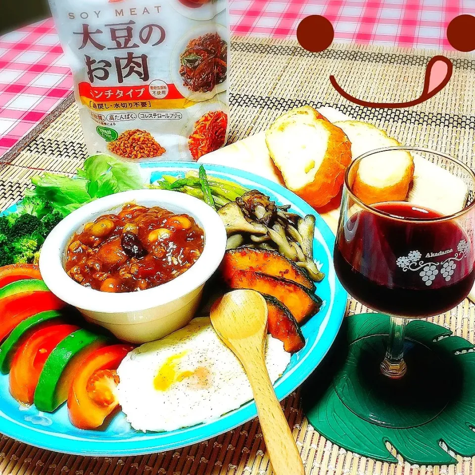 ２日続けてボッチご飯🤣
ワイン飲んじゃろ〰️🍷

🍀大豆のお肉と５種類のサラダ豆の
　スパイシーカレープレート

トマト、アボカド、レタス、
ブロッコリー、アスパラ、カボチャ、
舞茸、目玉焼きを添えて〰️|yukaringoさん