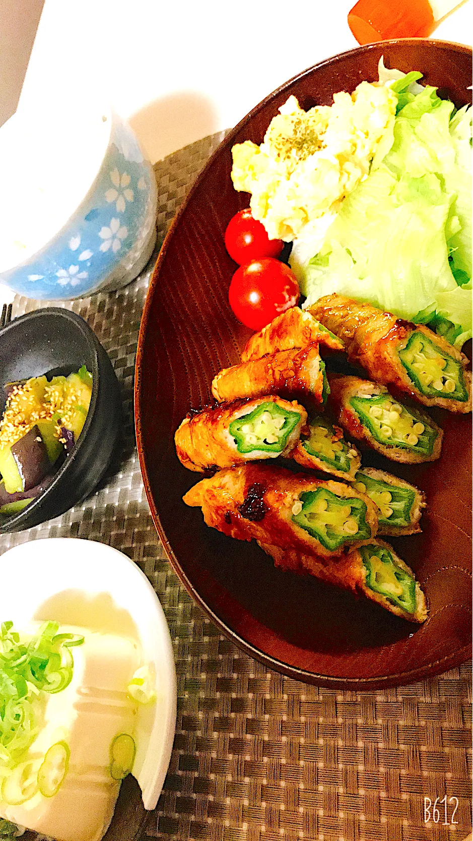 Snapdishの料理写真:今日の晩御飯😋😋お弁当🍱のオカズと一緒のオクラの肉巻き🥓冷奴と茄子の煮浸し🍆|ゆきさん