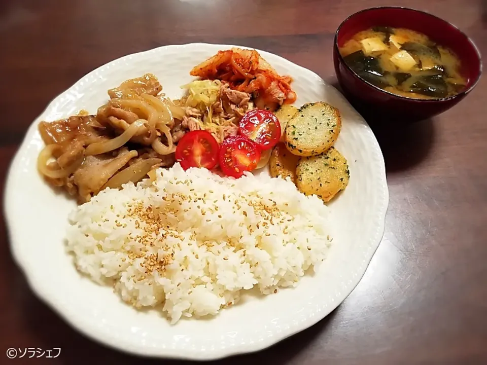 Snapdishの料理写真:8/7の晩ご飯だよ(*^^*)
★豚肉の生姜焼き
★ツナとキャベツのサラダ
★じゃがいものバター焼き
★キムチ
★豆腐とわかめの味噌汁|ソラシェフさん