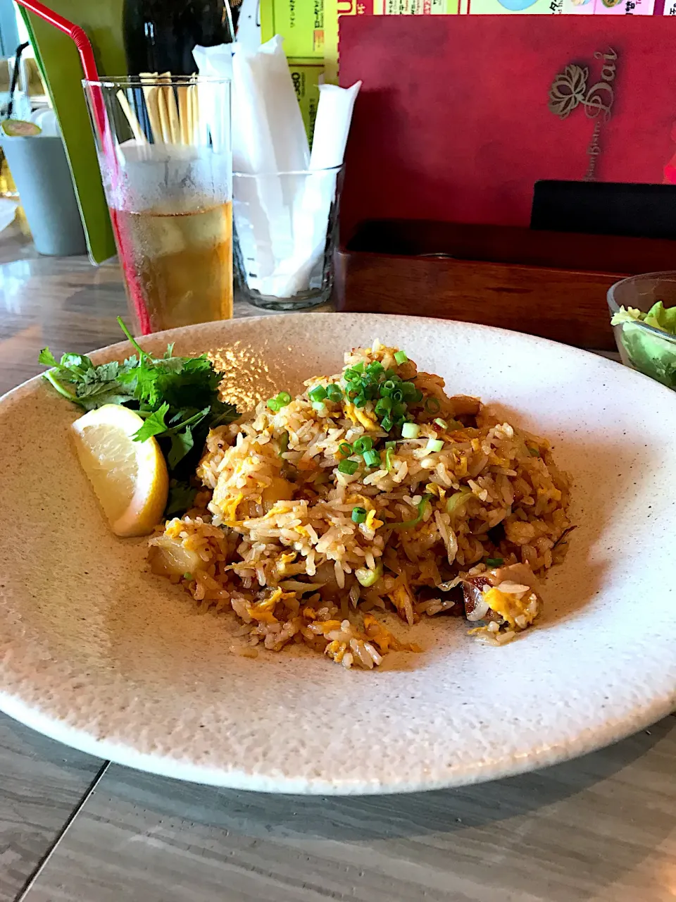 Snapdishの料理写真:【日替わりアジアンランチ】豚肉とパイナップルのピリ辛チャーハン|sayaさん