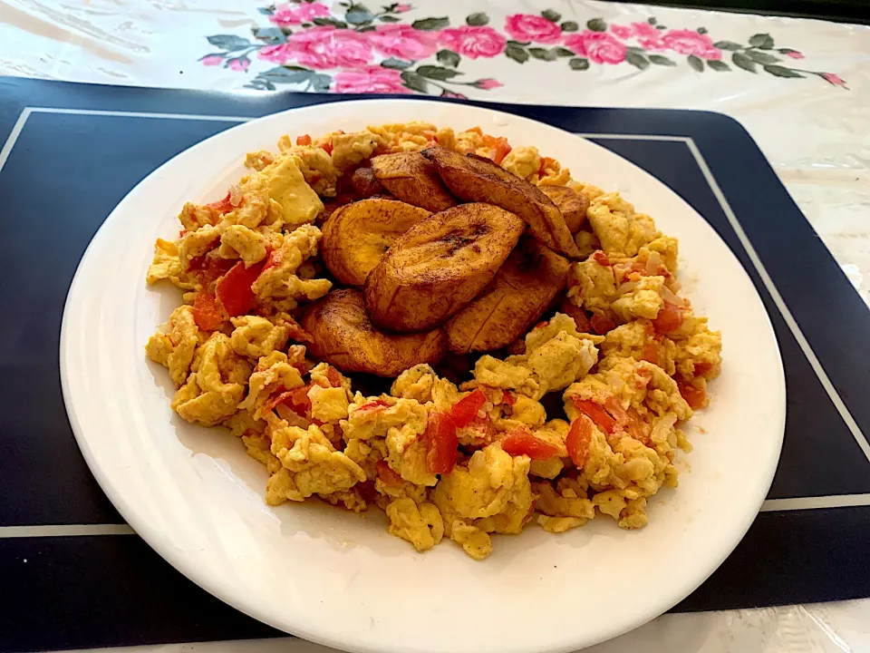 Snapdishの料理写真:Fried plantain with scramble egg|Chidinma Emmanuelさん