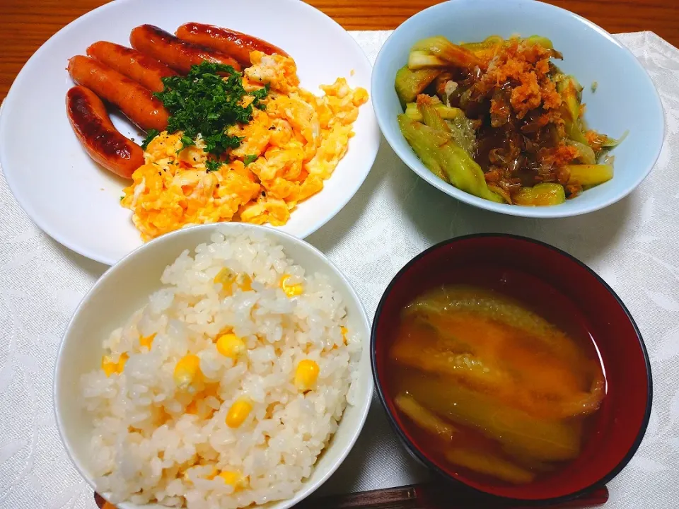 8/10の朝ごはん
とうもろこし🌽ご飯
茄子のおひたし
茄子の味噌汁
スクランブルエッグとウインナー|卯月さん