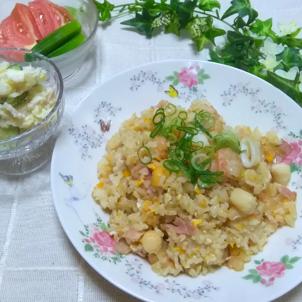 Snapdishの料理写真:2019/08/10　シーフードミックスで焼き飯🌿|ちいたんさん