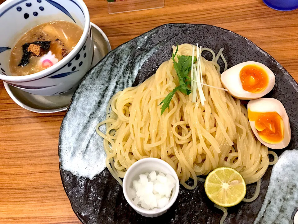 昨日は、お客さんとの煩悩退散祈念の聖水ミサを開催した後、一年ぶりくらいにお気に入りのつけ麺屋さんに特攻。やはり、聖水の分解には糖質が必要なのだろうか…心の声がつけ麺食わせろと叫んでましたわ😂|にゃあ（芸名）さん