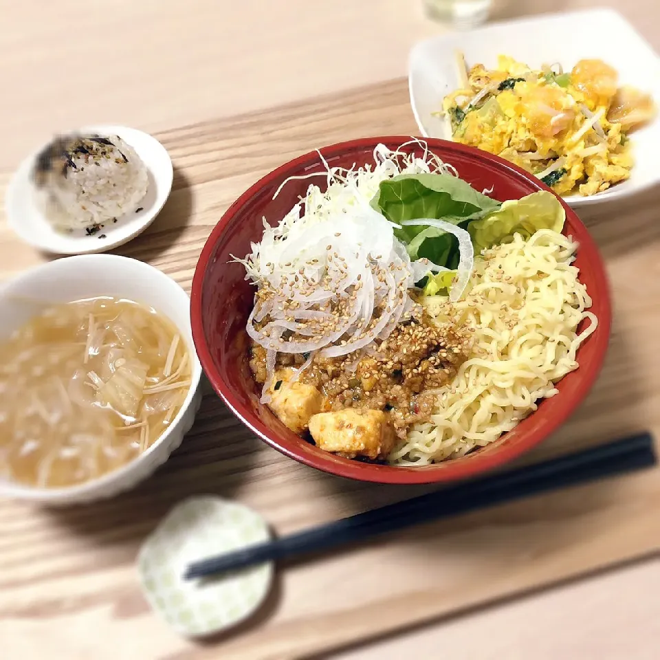 汁なし麻婆豆腐の混ぜ麺～♪♪
海老玉子、白菜とえのきのスープ
おまけの雑穀米おにぎり🍙|砂糖味屋キッチンさん