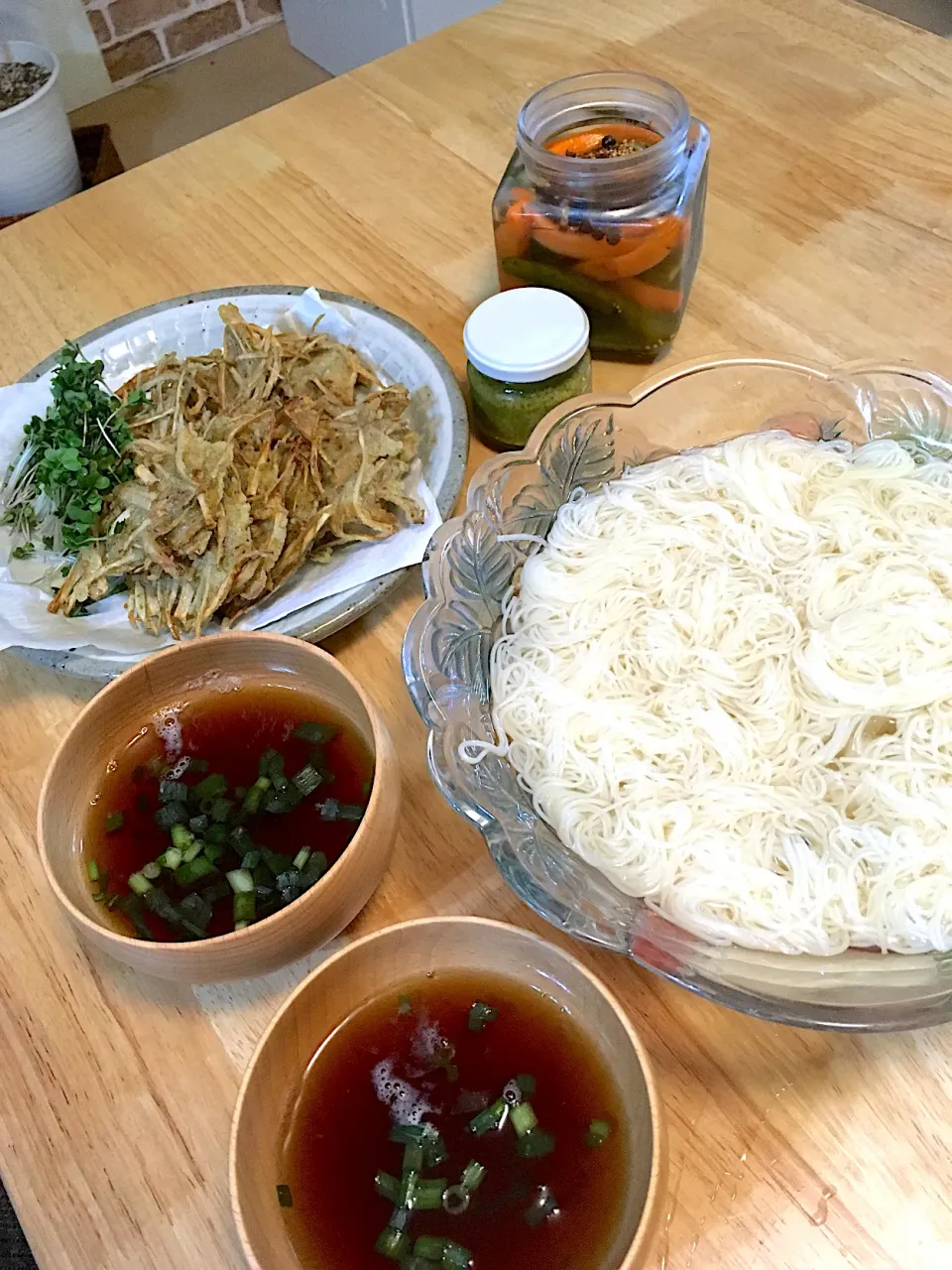 Snapdishの料理写真:素麺とごぼうの天麩羅とピクルスの手抜き晩ご飯(´◡`๑)|さくたえさん