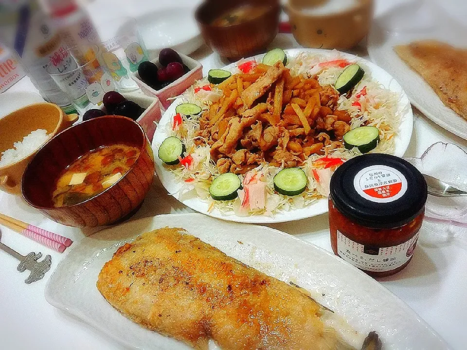 夕食(^ー^)
豚肉とポテト炒め(サラダ)
下平目のバターソテー
お味噌汁(なめこ、ワカメ、豆腐)
ぶどう
食べるだし醤油(お漬物代わり)|プリン☆さん