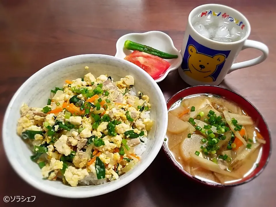 今日の晩ご飯だよ(*^^*)
★炒り豆腐丼
★トマトとオクラのサラダ
★具だくさんの豚汁
★焼酎水割り～|ソラシェフさん