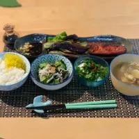 Snapdishの料理写真:本日の夕食（鯖味醂干し、茄子・獅子唐焼、豆腐、酢の物、あさりの味噌汁）|僕にカ、カレヱを……さん