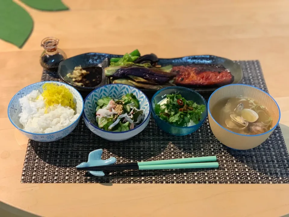 本日の夕食（鯖味醂干し、茄子・獅子唐焼、豆腐、酢の物、あさりの味噌汁）|僕にカ、カレヱを……さん