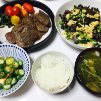 生きくらげの炒め物と赤身ステーキの夜ごはん🍚