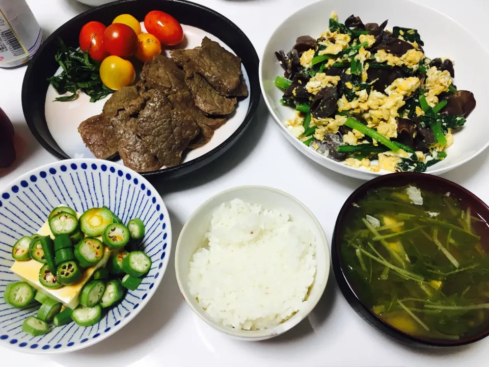 生きくらげの炒め物と赤身ステーキの夜ごはん🍚|こえりさん