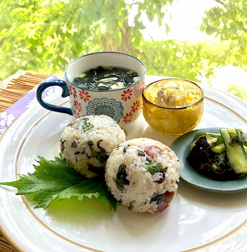 昼ごはん  梅とツナと大葉の無骨おにぎり定食|砂雪さん