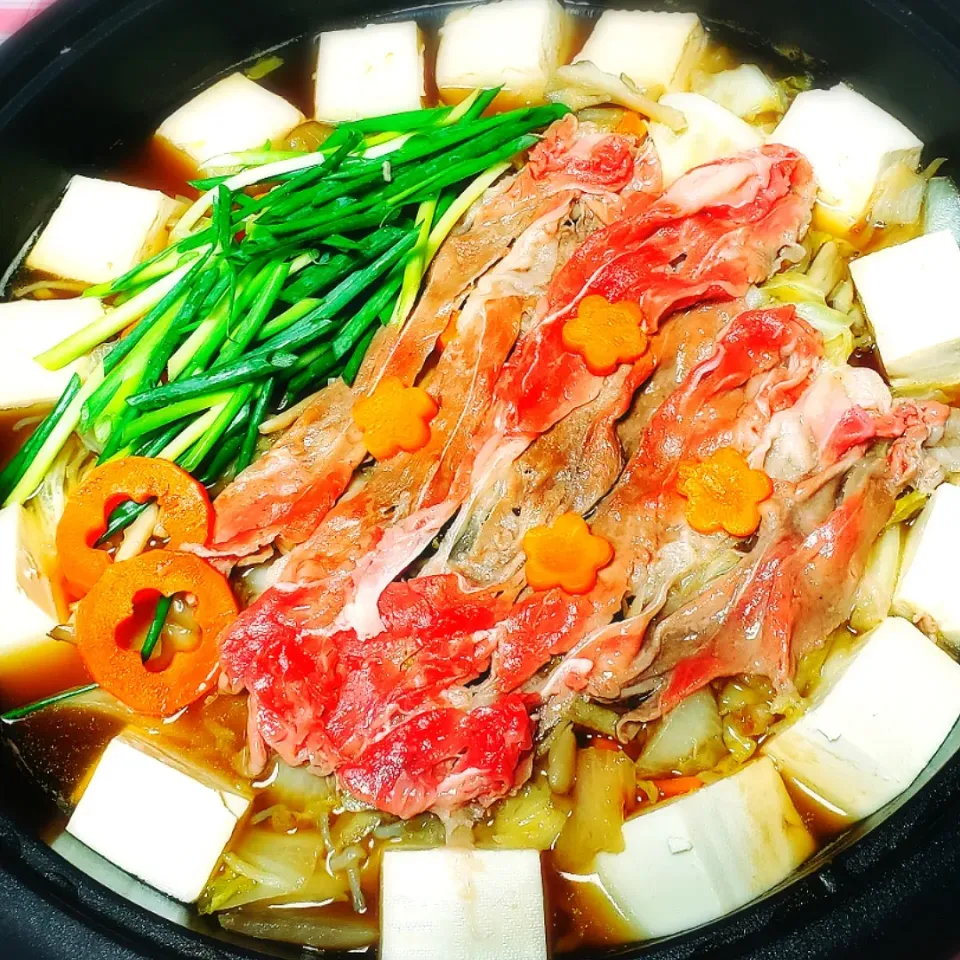 すき焼き🍲

クオリティ低い🤣
下に白菜、大根、ゴボウ、舞茸やら~
いっぱい入っています😅|yukaringoさん