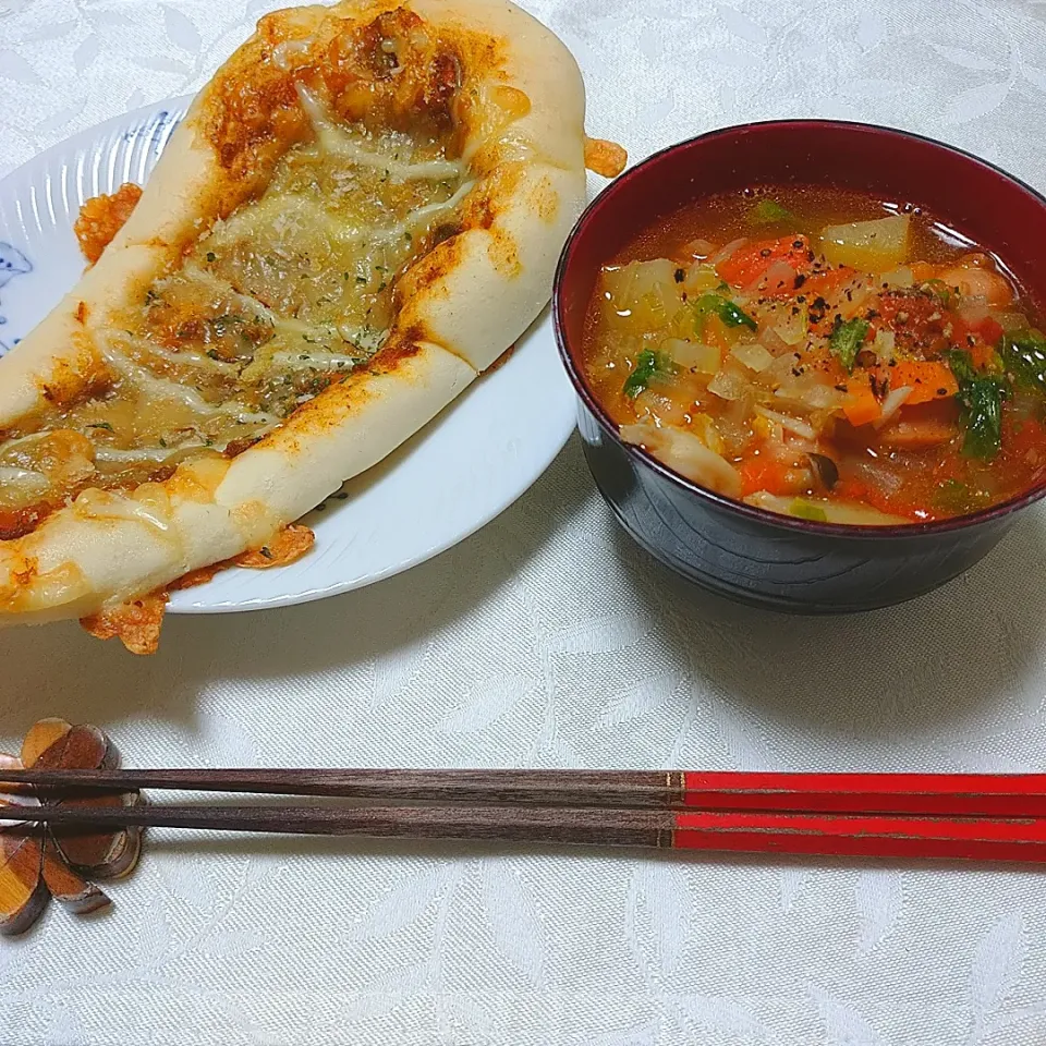 Snapdishの料理写真:8/11の朝食
カレーナンとミネストローネ|卯月さん