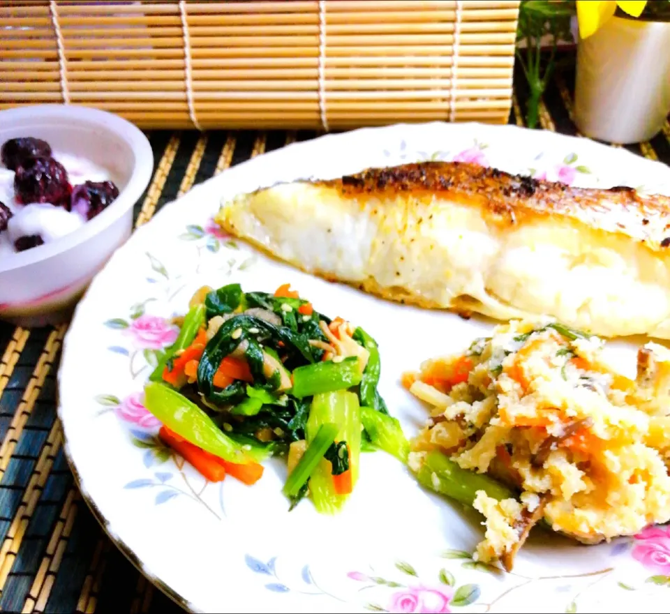 昨夜の夕食

鯛の塩焼きと惣菜たち(◍•ᴗ•◍)❤|ペンギンさん