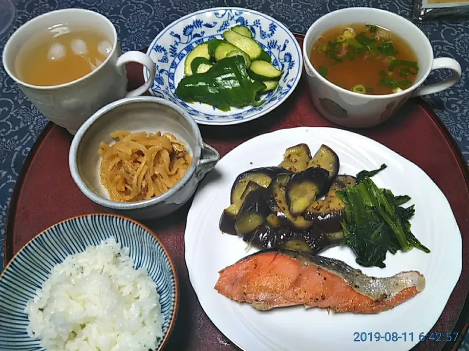 よねばーばの朝ごはん
熟成鮭と茄子、ほうれん草添え
切り干し大根の煮物
味噌汁
きゅうりとピーマンの糠漬け
ご飯、生姜湯|yoneばーばさん