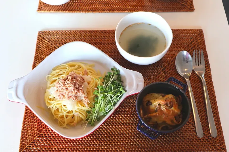 Snapdishの料理写真:今日の昼食 ツナと大根おろしの塩麹パスタ、じゃがいもと舞茸の豆乳チーズ焼き、わかめスープ|pinknari🐰🌈さん