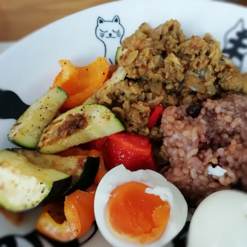 🌶️キーマカレー& 夏野菜炒め
🥚ゆで卵、寝かせ玄米付き
ワンプレート🍛🥄|エスニックナーサーンさん