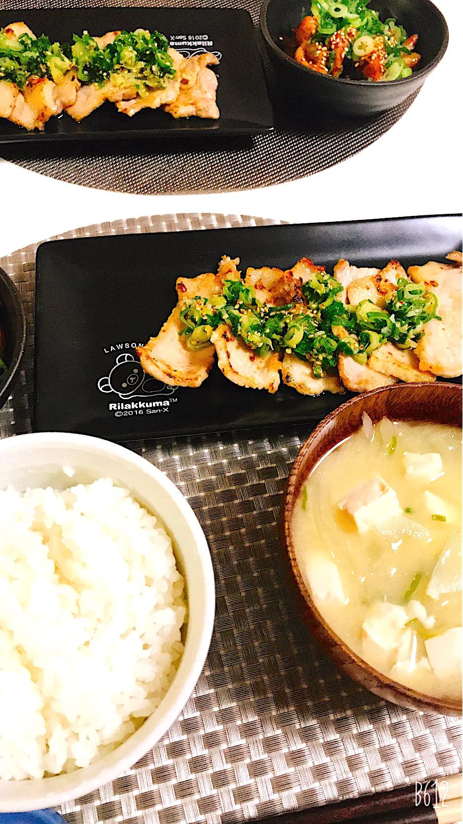 今日の晩御飯😋豚バラネギ塩焼きとモツと茄子🍆のキムチ炒め😋|ゆきさん