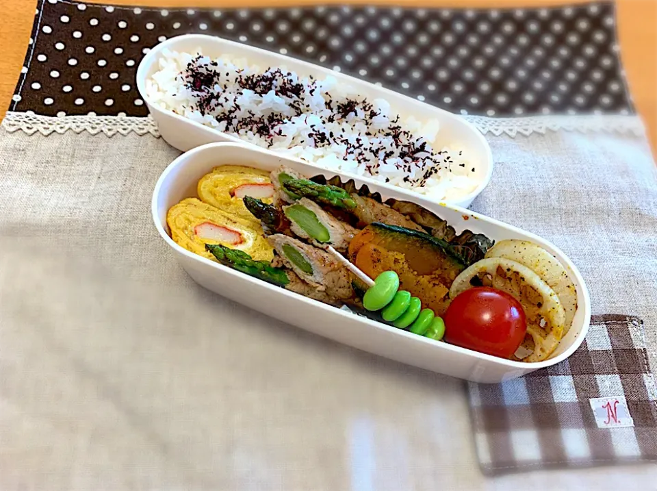 アスパラ豚巻🐖🌀卵焼きカニカマ入り🍳かぼちゃ、蓮根ソテー😋枝豆🍡🍅🍚|あやこさん