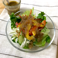 すりおろし玉ねぎとアンチョビの自家製ドレッシングでサラダ