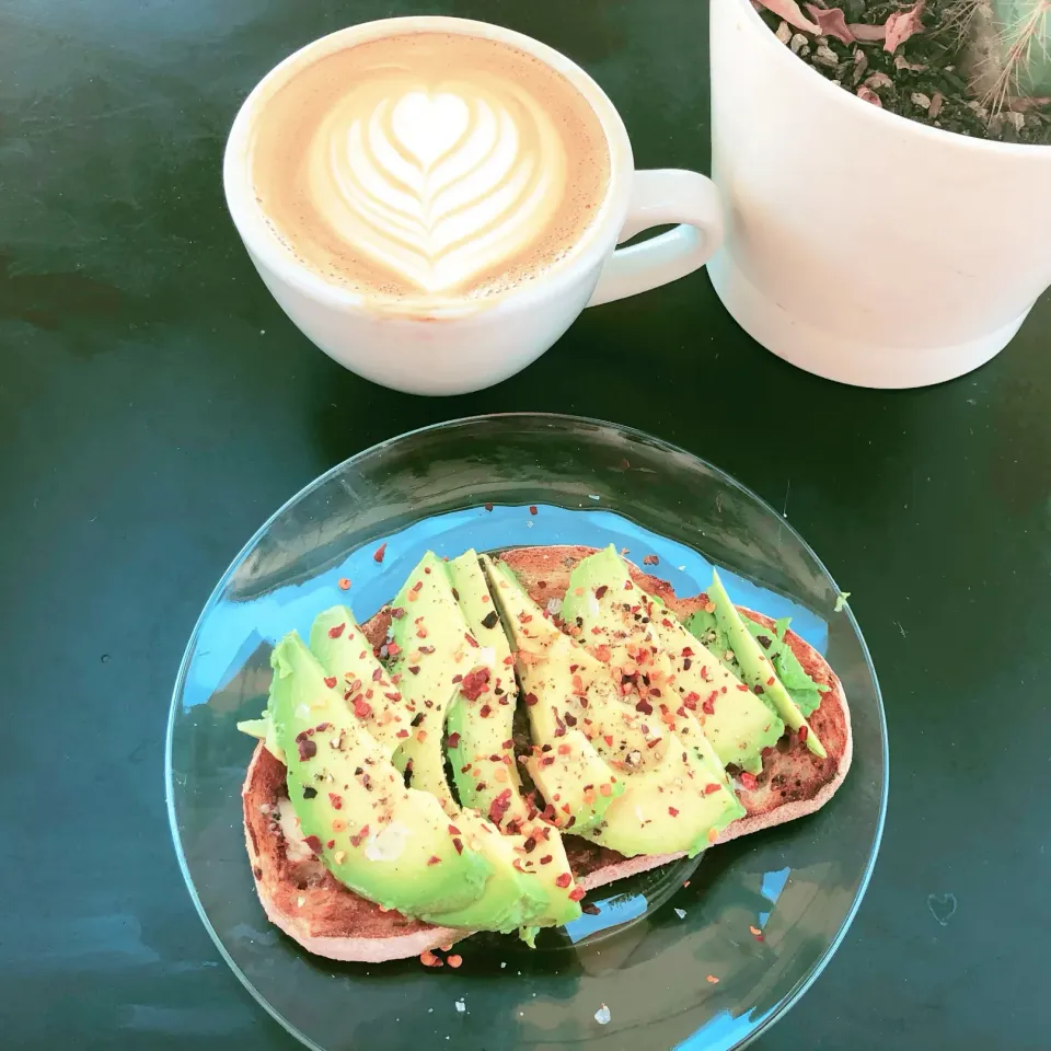 Honey Lavender Latte☕️ & Avocado Toast🥑|Makigelinaさん