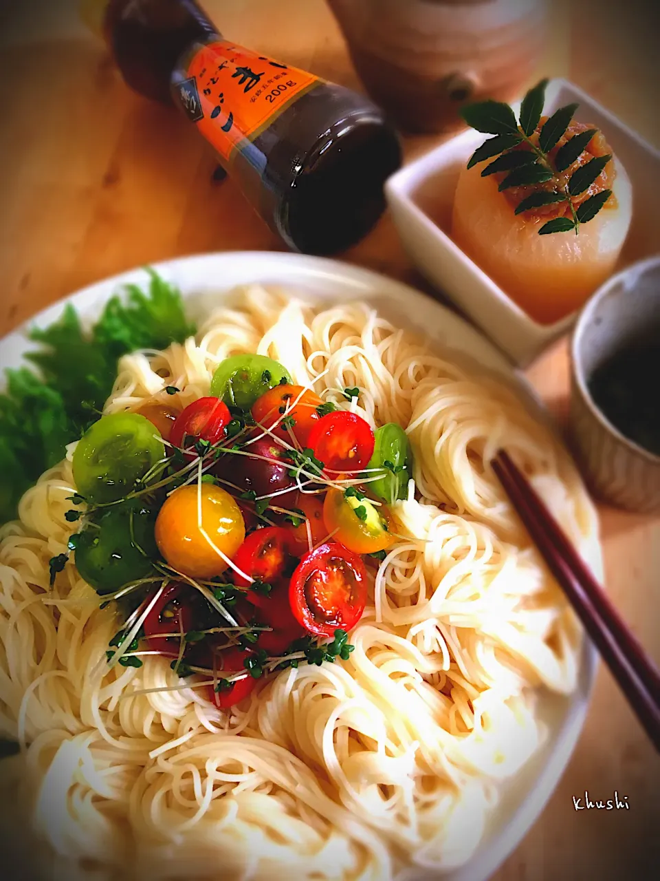 カラフルトマト🍅とブロッコリースプラウトをごま油で和えて、素麺にドンっ♬|KOZUEさん